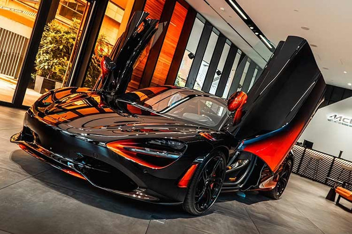 Tại Việt Nam, phiên bản McLaren 750S Spider MSO Orange Coriolis đặc biệt này có mức giá niêm yết từ 29,4 tỷ đồng, trong khi các bản 750S tiêu chuẩn có giá khởi điểm từ 22,6 tỷ đồng cho bản Coupe và 25 tỷ đồng cho bản Spider.