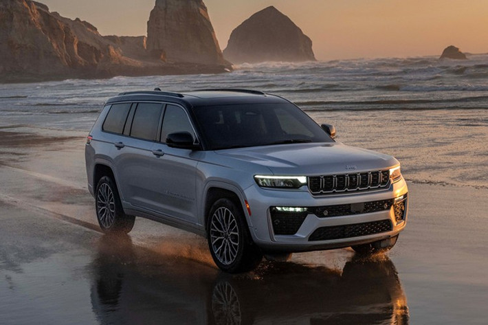 Bên cạnh bản tiêu chuẩn 2 hàng ghế, Jeep vẫn tiếp tục cung cấp Grand Cherokee L 3 hàng ghế và phiên bản Plug-in Hybrid (PHEV) cho các cấu hình Limited, Summit và Trailhawk. Mẫu xe này hướng đến nhóm khách hàng đề cao khả năng vận hành đa dụng, tiết kiệm nhiên liệu nhưng vẫn mạnh mẽ khi cần.