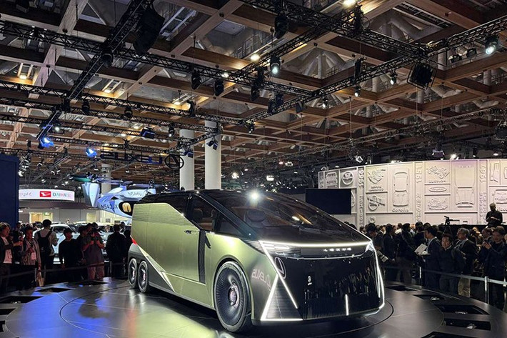 Japan Mobility Show 2025, Lexus đã gây chú ý khi giới thiệu bộ ba xe concept mới mang thương hiệu LS. Nổi bật nhất là ls concept – một mẫu minivan siêu sang với thiết kế 6 bánh độc đáo, đánh dấu hướng tiếp cận hoàn toàn mới của dòng xe LS vốn quen thuộc với dáng sedan truyền thống.