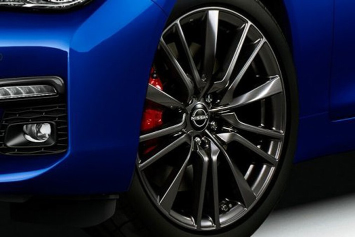 Hệ thống treo cũng được tinh chỉnh với lò xo trước cứng hơn 4% và thanh cân bằng phía sau gia cố tăng 44% độ cứng. Bố thắng chống phai nhiệt được trang bị nhằm cải thiện hiệu suất phanh trong điều kiện vận hành khắc nghiệt.