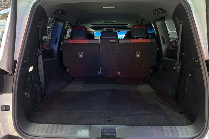 Bảng đồng hồ kỹ thuật số và màn hình hiển thị thông tin trên kính lái (HUD) giúp người lái quan sát trực quan. Hàng ghế thứ hai có thể gập hoặc trượt linh hoạt, trong khi hàng ghế thứ ba có khả năng gập điện để mở rộng dung tích khoang hành lý khi cần.