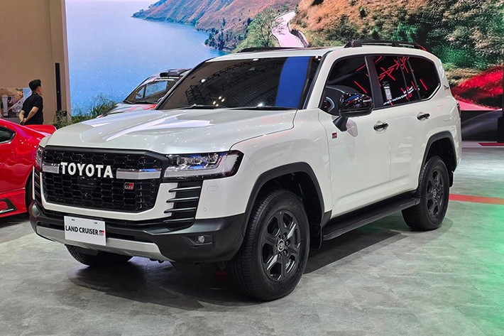 Toyota Land Cruiser 300 GR Sport 2025 mới ra mắt tại thị trường Đông Nam Á, cụ thể là Indonesia. Đây là phiên bản mang đậm dấu ấn thể thao trong dòng xe SUV địa hình Land Cruiser "huyền thoại", xe được nhập khẩu nguyên chiếc từ Nhật Bản.