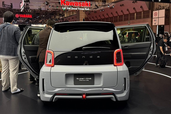 Một trong những chi tiết thú vị là màn hình hiển thị ba đồng hồ (triple meter display) kết hợp cùng đèn nội thất đổi màu theo chế độ lái, mang đến hiệu ứng đa giác quan – từ thị giác, thính giác đến cảm giác rung – tạo nên trải nghiệm lái thể thao đúng chất Honda, dù chỉ trong một chiếc k-car nhỏ gọn chạy điện.