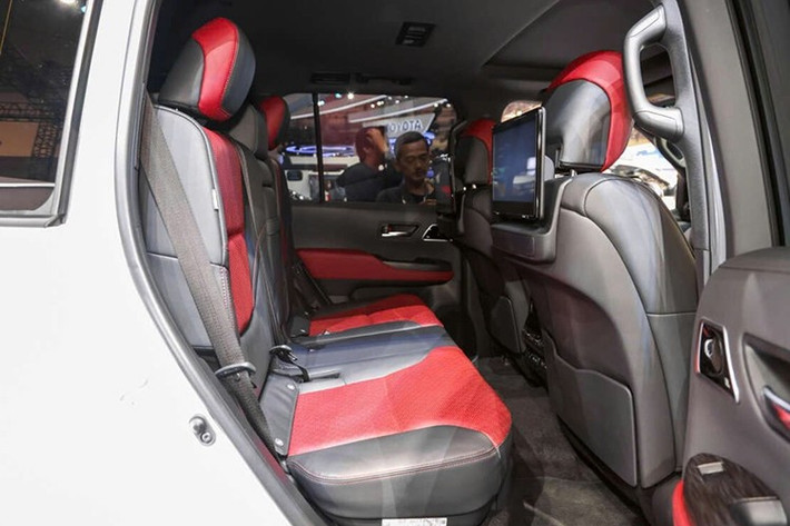 Mẫu xe SUV địa hình cao cấp này được trang bị ghế da cao cấp chỉnh điện 10 hướng, hệ thống điều hòa tự động 4 vùng độc lập, màn hình trung tâm cảm ứng 12,3 inch hỗ trợ kết nối Apple CarPlay/Android Auto, cùng hệ thống âm thanh JBL 14 loa.