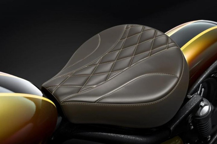 Vẫn giữ nguyên phong dáng cổ điển vượt thời gian của dòng cổ điển (Classic), chiếc xe nổi bật với bình xăng hình giọt nước và đèn pha kiểu nacelle đặc trưng.