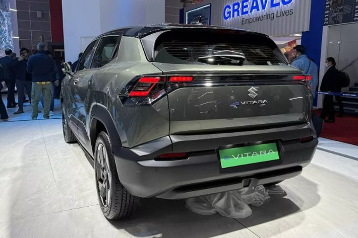 Về thiết kế, eVITARA sở hữu thân xe gọn gàng với chiều dài 4.275 mm, chiều rộng 1.800 mm, chiều cao 1.635 mm và trục cơ sở 2.700 mm. Khoảng sáng gầm đạt 180 mm, phù hợp với địa hình đô thị pha chút off-road nhẹ.