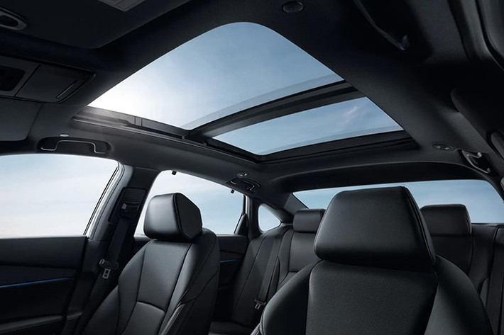 Khoang nội thất của Accord 2026 tiếp tục là điểm cộng với loạt trang bị cao cấp. Trung tâm là màn hình giải trí 12,3 inch tích hợp hệ điều hành Google Built-in với đầy đủ Google Maps, Assistant và Play Store.