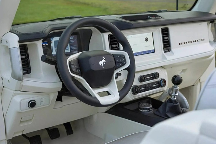 Ford gọi Bronco Concept này là hành trình biến thế hệ thứ 6 trở về nguồn cội, lột bỏ toàn bổ những chi tiết rườm rà để thể hiện rõ tinh thần của U13 Roadster năm nào. Cả trưởng phòng thiết kế Todd Willing và giám đốc Paul Wraith đều thách thức đội ngũ: Làm sao để giữ được sự đơn giản đầy cuốn hút?