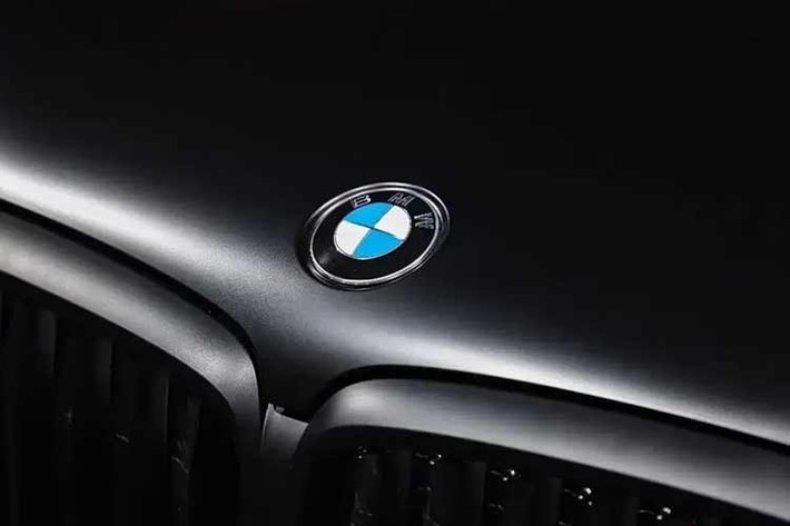 Một trong những nâng cấp đầu tiên của Phiên bản Year of the Horse là màu sơn, khi xe sẽ có màu Xanh Sapphire mờ. Theo hình ảnh, màu sơn này có sắc thái rất tối, gần như tím đậm. Nó cũng sẽ bao gồm một số chi tiết ngoại thất màu đen, chẳng hạn như lưới tản nhiệt, ống xả và mâm hợp kim 22 inch.