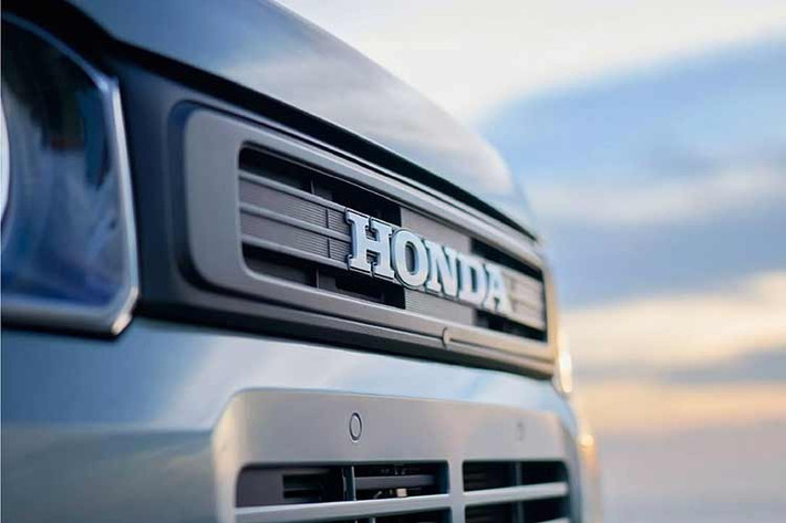 Ngoài những trang bị mới kể trên, Honda N-Van 2026 vẫn giữ những tính năng tiện nghi/an toàn cũ như đèn pha tự động, phanh giảm thiểu va chạm, cảnh báo lệch làn đường, hỗ trợ đánh lái tránh va chạm với người đi bộ, ngăn lệch làn đường, đèn pha tự động, hỗ trợ đỗ xe trước/sau, hệ thống kiểm soát hành trình thích ứng, hỗ trợ giữ làn đường và ngăn đạp nhầm chân ga khi tiến/lùi.