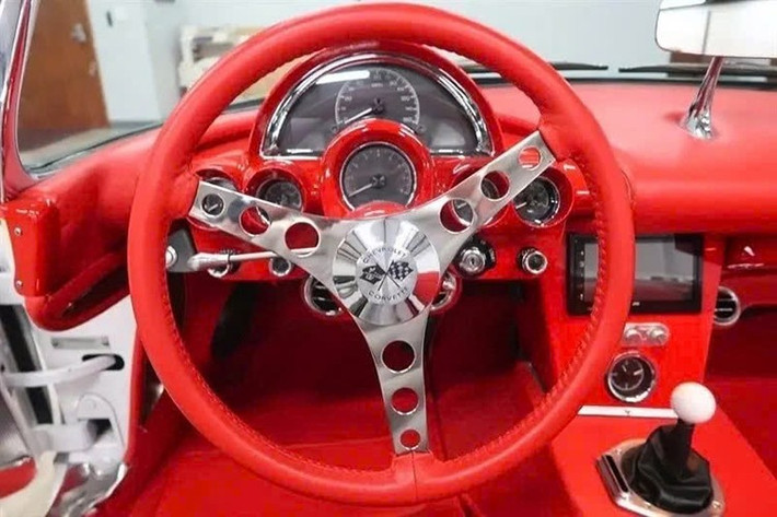 Những nâng cấp về mặt cơ khí rất ấn tượng, bao gồm hệ thống treo sau độc lập, khung gầm Art Morrisson GT được sơn tĩnh điện với lò xo trụ, phanh Wilwood, bình chứa bằng thép không gỉ tùy chỉnh, đường ống dẫn nhiên liệu và truyền động bện Kevlar, bộ tản nhiệt DeWitts và nắp van tùy chỉnh Coffman Corvette.