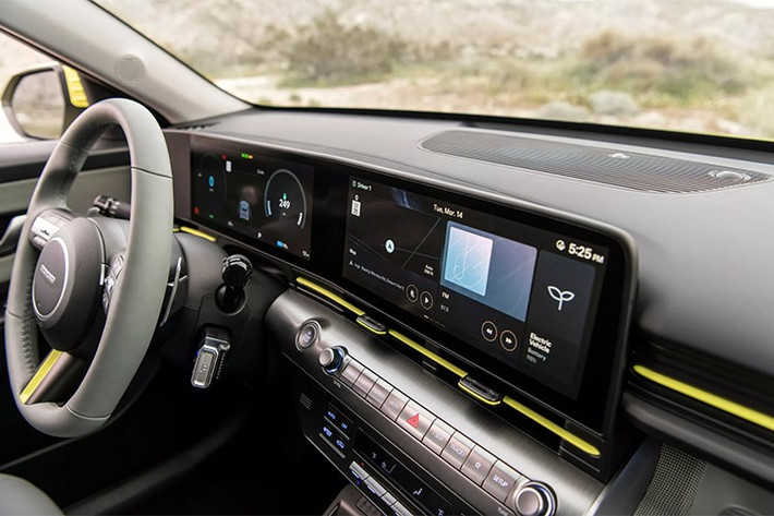 Bước vào khoang lái, Kona Electric 2026 mang đến không gian hiện đại, tối giản nhưng không kém phần sang trọng. Hai màn hình 12,3 inch liền mạch – một cho bảng đồng hồ kỹ thuật số, một cho hệ thống giải trí – tạo cảm giác như đang điều khiển một thiết bị công nghệ cao.