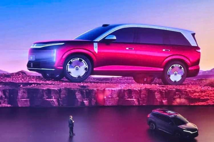 Đúng như kế hoạch từ trước đó, vào ngày 5/3/2026, hãng BYD đã chính thức ra mắt mẫu SUV đầu bảng hoàn toàn mới mang tên Datang hay Great Tang (Đại Đường) tại thị trường Trung Quốc. Đây thực chất là phiên bản sản xuất thương mại của mẫu xe BYD Dynasty-D Concept từng được giới thiệu tại Triển lãm Ô tô Thượng Hải 2025.