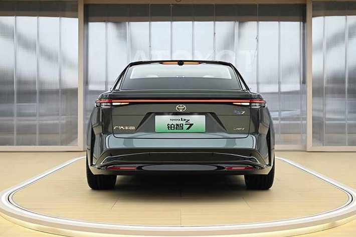 Thân xe sở hữu kiểu dáng coupe mượt mà với phần mui vuốt dốc mềm mại về phía sau, tạo nên một hình thể khí động học hoàn hảo. Với kích thước chiều dài đạt 5.130 mm và chiều dài cơ sở lên tới 3.020 mm, bZ7 không chỉ trông bề thế với bộ mâm đa chấu 20 inch mà còn hứa hẹn một không gian nội thất cực kỳ rộng rãi.