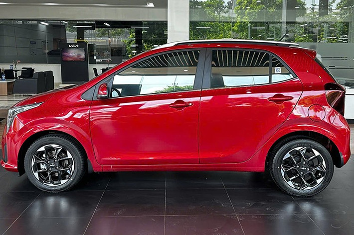 Là phiên bản nâng cấp giữa vòng đời nên Kia Morning tại Việt Nam không thay đổi về kích thước tổng thể. Điểm nhấn của mẫu xe hạng A này nằm ở lưới tản nhiệt mở rộng, cụm đèn pha và đèn hậu LED với đồ họa "bản đồ sao" đặc trưng.