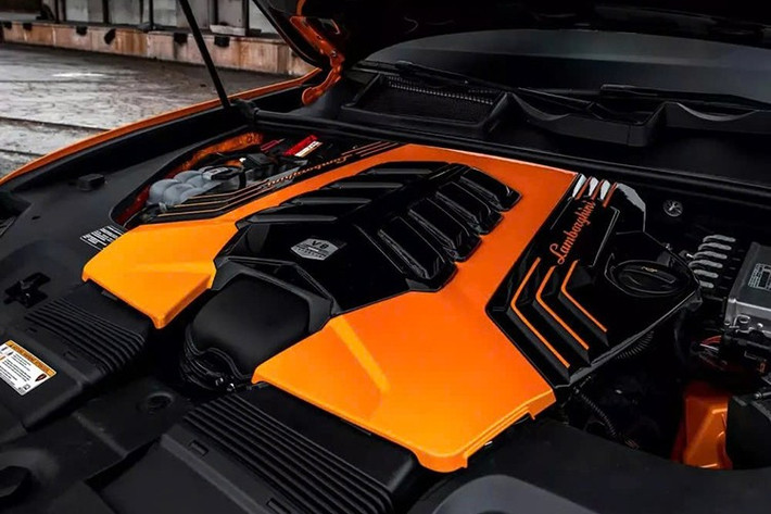 Ngoại thất, màu Arancia và sợi carbon được thay thế bằng gói thân rộng RS, hệ thống hạ gầm 20 mm, cùng bộ mâm hợp kim Forgiato Designs 24 inch với thiết kế nan chữ Y hiện đại, đồng bộ với tông màu cam-đen của thân xe và nội thất.