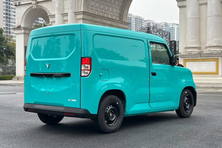 Chiều cao 1.790 mm và bán kính quay đầu 5,1 m cho thấy xe hướng đến tính cơ động nhiều hơn là tối ưu khí động học. Xe sở hữu ngoại thất màu xanh quen thuộc của Xanh SM. Kiểu dáng bên ngoài gần như không thay đổi so với những hình ảnh chạy thử từng xuất hiện trước đây.