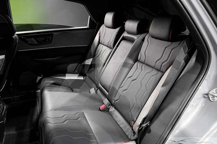 Honda e:N2 được trang bị nhiều hệ thống an toàn và hỗ trợ lái, gồm phanh ABS/EBD/BA, cân bằng điện tử VSA, cảnh báo điểm mù, cảnh báo phương tiện cắt ngang khi lùi, phanh khẩn cấp tự động, hỗ trợ giữ làn đường, ga tự động thích ứng Stop &amp; Go và camera 360 độ. Xe cũng có cảm biến đỗ xe trước sau, hệ thống cảnh báo áp suất lốp và nhiều túi khí bảo vệ.