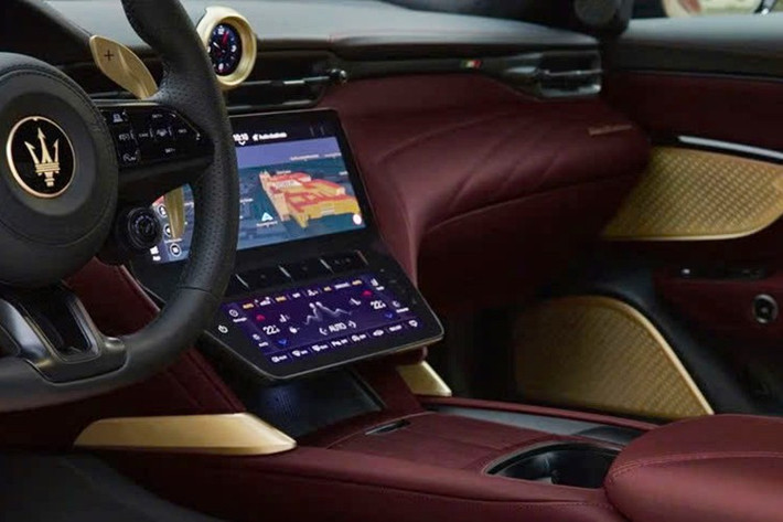 Nội thất của Maserati GranTurismo Meccanica Lirica là sự kết hợp giữa da bespoke màu đỏ Burgundy và Alcantara màu Nude. Huy hiệu "Creata a Modena" (Tạo tác tại Modena) trên cửa lái biểu tượng cho tính độc bản và nguồn gốc Emilia của thương hiệu.
