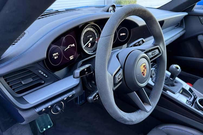 Ngoài ra, Porsche 911 GT3 còn được trang bị hệ thống kiểm soát hành trình và vô lăng bọc chất liệu Race-Tex, chất liệu này còn được sử dụng trên bảng điều khiển và các tấm ốp cửa, chứ không chỉ riêng ghế và vô lăng.