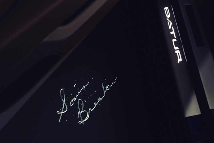 Đây là lần đầu tiên Mulliner chế tạo một chiếc xe sử dụng phối màu 3 tông theo yêu cầu của khách hàng, đặc biệt là nữ giới. Màu chủ đạo là xanh Breslow, trùng với màu vải bạt mái, một điều chưa từng có tiền lệ đối với Mulliner.