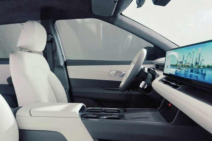 Hyundai Elexio 2026 được trang bị hệ thống âm thanh 6 loa, 5 cổng USB-C, điều khiển bằng giọng nói 4 vùng, kết nối BlueLink và khả năng cập nhật phần mềm từ xa (OTA). Thiết kế nội thất hướng đến sự tối giản với nhiều ngăn chứa đồ.