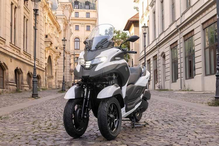 Mẫu xe tay ga ba bánh Yamaha Tricity 300 vừa chính thức bước sang thế hệ mới. Với hai bánh trước và một bánh sau, Tricity còn được trang bị cấu trúc Leaning Multi Wheel (LMW) của Yamaha, cho phép các bánh trước nghiêng so với thân xe, tương tự như một chiếc mô tô thông thường.