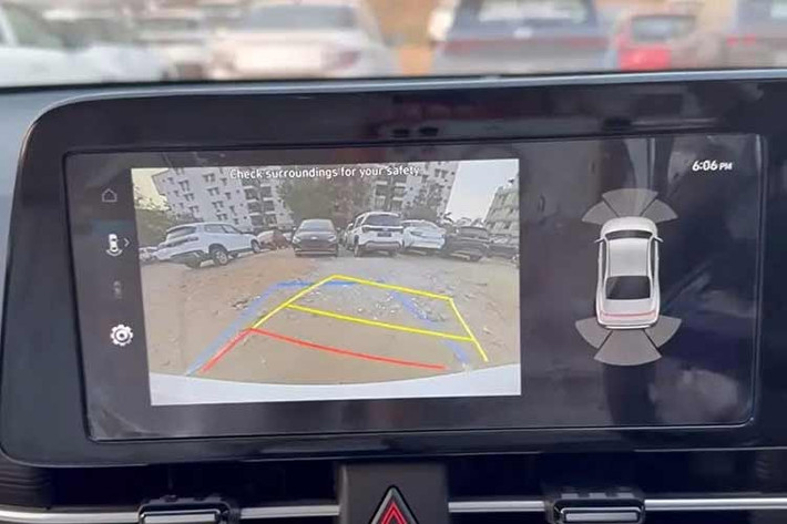 Những trang bị đáng chú ý khác của mẫu xe này gồm có 2 màn hình 10,25 inch phục vụ hệ thống giải trí và bảng đồng hồ kỹ thuật số, hỗ trợ kết nối Android Auto/Apple CarPlay không dây, hệ thống âm thanh Bose 8 loa, bảng điều khiển chuyển đổi giữa hệ thống giải trí/điều hòa...