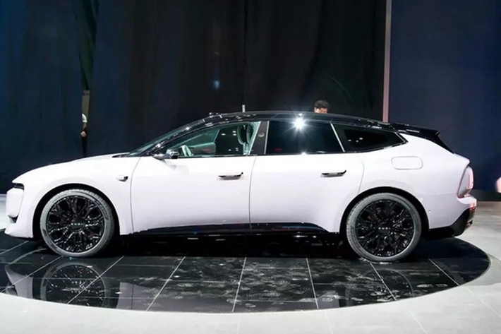 Xe có tùy chọn dẫn động cầu sau và dẫn động bốn bánh toàn thời gian. Phiên bản một động cơ cho công suất 220 kW hoặc 300 kW, trong khi bản hai động cơ đạt 386 kW hoặc 579 kW, tăng tốc 0–100 km/h nhanh nhất trong 3,4 giây.