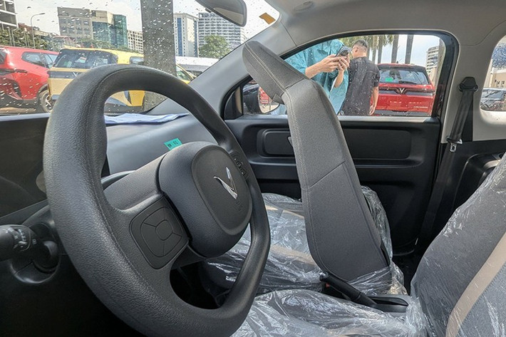 Dù định vị ở phân khúc giá rẻ, mẫu xe điện mini Vinfast Minio Green vẫn được trang bị các tính năng cần thiết như màn hình giải trí trung tâm, kết nối Bluetooth...