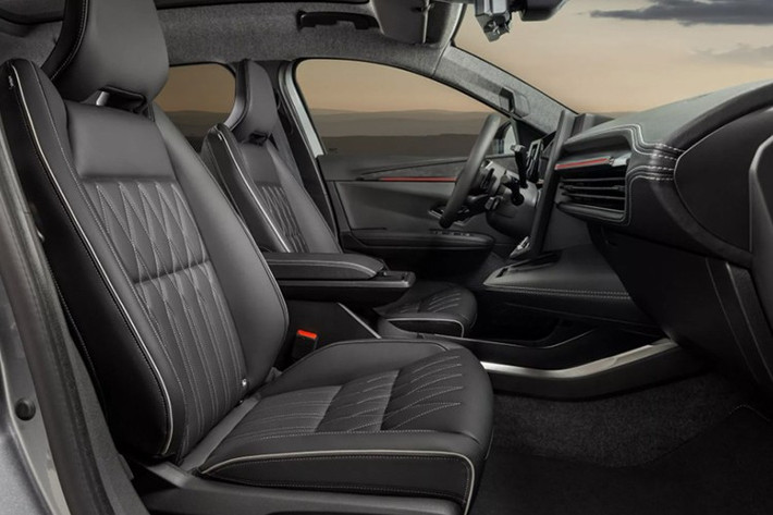 Tuy nhiên, không thể phủ nhận khoang cabin mang lại cảm giác hiện đại, tiện nghi với cửa sổ trời điện tử đổi màu, đèn viền nội thất LED và hệ thống âm thanh cao cấp Harman Kardon.