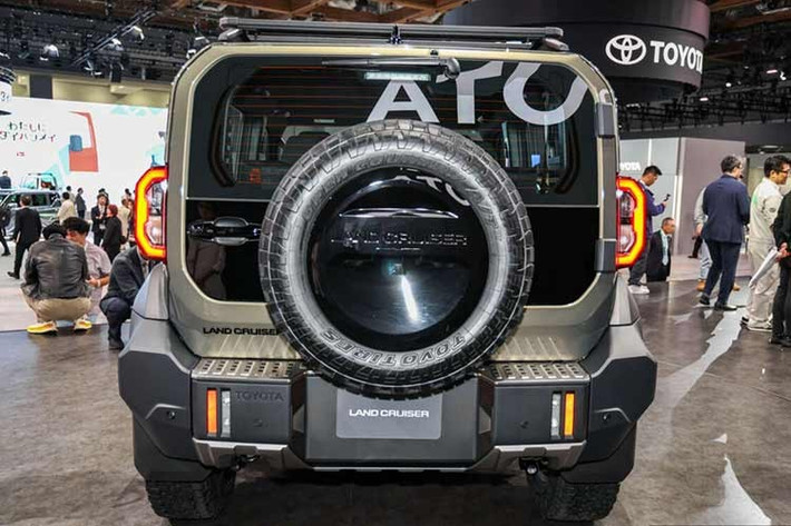 Thiết kế ngoại thất của Land Cruiser FJ thiên về sự thực dụng với các chi tiết mang đậm chất SUV địa hình. Hệ thống treo trước dạng tay đòn kép và treo sau liên kết 4 điểm kết hợp lò xo cuộn giúp đảm bảo độ ổn định khi di chuyển trên nhiều loại địa hình. Xe sử dụng mâm 18 inch đi cùng lốp 265/60R18, đi kèm lốp dự phòng full-size.