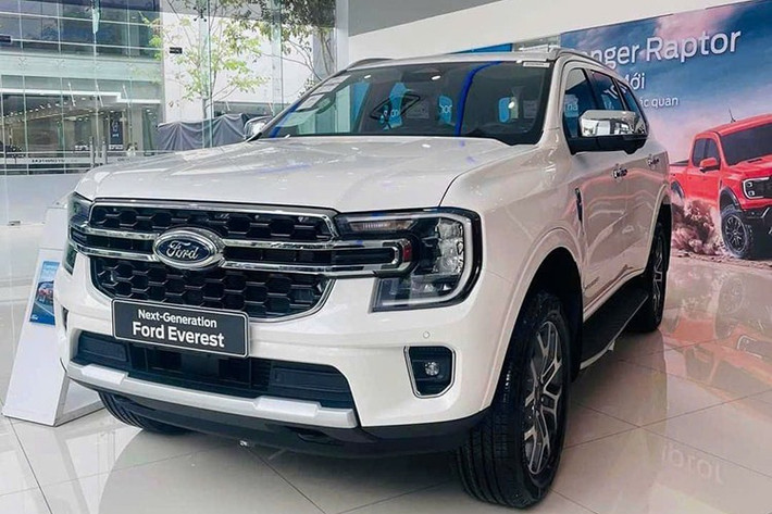 SUV/CUV cỡ D: Ford Everest Ford Everest khẳng định sức mạnh tuyệt đối trong nhóm SUV hạng D với doanh số 11.209 xe, bỏ xa Toyota Fortuner (2.841 xe) và Hyundai Santa Fe (2.380 xe). Sự ổn định về nguồn cung cùng những cải tiến vượt trội về mặt công nghệ giúp Everest chiếm trọn niềm tin của khách hàng. Nếu không có biến động bất thường, mẫu xe Mỹ này chắc chắn sẽ tiếp tục thống trị phân khúc trong năm tới.
