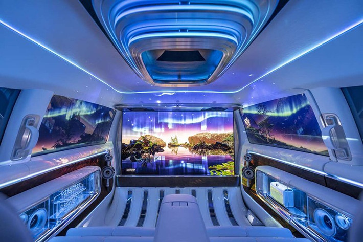 Ở phiên bản VLS cao cấp nhất, xe được định vị như một “phòng lounge di động”, với khoang sau được trang bị ghế ngồi độc lập và màn hình giải trí 4K kích thước lớn, hướng tới nhóm khách hàng thượng lưu hoặc các dịch vụ đưa đón VIP.