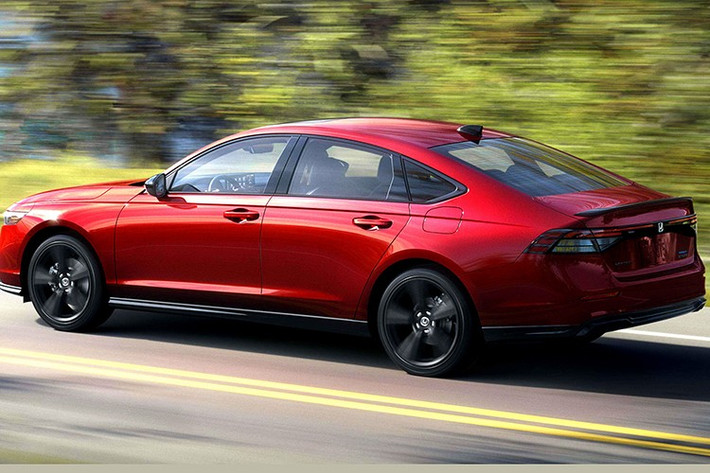 Riêng bản SE còn được bổ sung mâm hợp kim 19 inch mới, mang lại diện mạo thể thao và mạnh mẽ hơn. Hai phiên bản hybrid là Sport Hybrid và Sport-L Hybrid cũng nhận được một số điều chỉnh về ngoại hình.