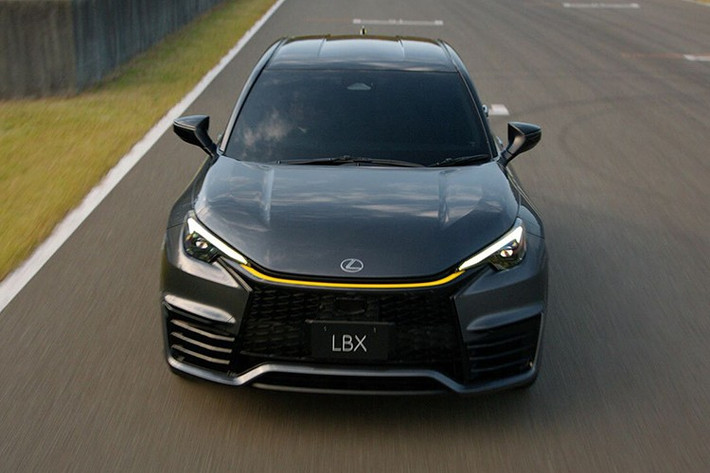 Thiết kế của phiên bản đặc biệt này tái hiện hình ảnh chiếc concept LBX từng được Lexus trưng bày vào năm ngoái, đồng thời phản ánh cá tính riêng của ông Akio Toyoda - chủ tịch của Toyota.