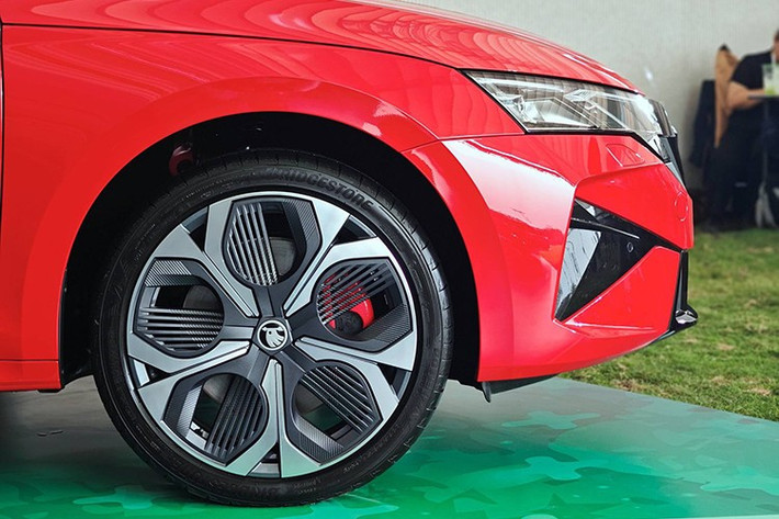 Mẫu xe sedan hiệu suất cao Skoda Octavia RS sở hữu bộ mâm hợp kim cỡ 19 inch kiểu Elias hoàn thiện với tông màu anthracite, các chi tiết ốp đen bóng quanh xe, cánh lướt gió tích hợp, chữ Skoda trên nắp cốp và cùm phanh màu đỏ giúp tổng thể xe thêm phần cuốn hút và hiện đại.