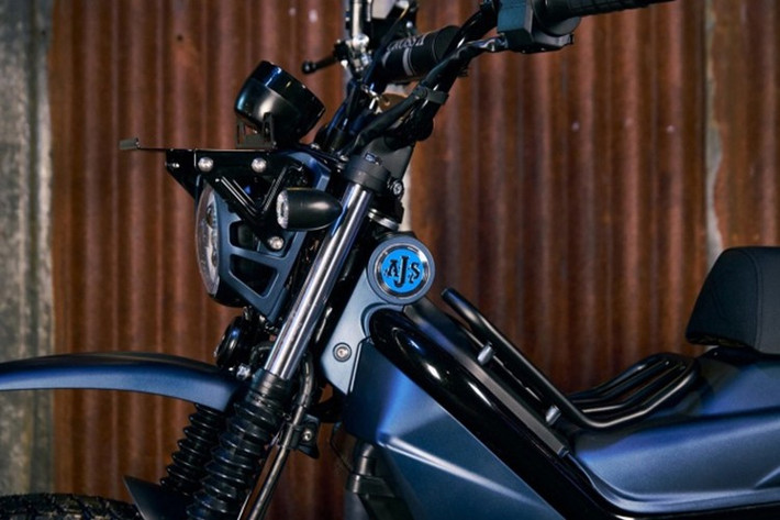 AJS Imber 125 được trang bị phuộc trước ống lồng với bao bảo vệ, giảm xóc đôi phía sau, đảm bảo khả năng hấp thụ va chạm trên nhiều loại địa hình, cùng hệ thống phanh kết hợp CBS mang lại lực phanh cân bằng và an toàn. Chân chống giữa và chân chống bên giúp việc đỗ xe và bảo dưỡng trở nên nhanh chóng và tiện lợi.