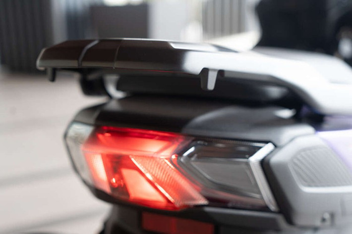 Xe sử dụng bánh trước và bánh sau có kích thước đồng nhất, với lốp không săm 110/70 đi cùng mâm đúc 12 inch. Hệ thống phanh gồm phanh đĩa thủy lực phía trước và phanh tang trống phía sau. Hệ thống treo dùng phuộc ống lồng truyền thống phía trước và giảm xóc đơn phía sau có thể điều chỉnh tải trước.