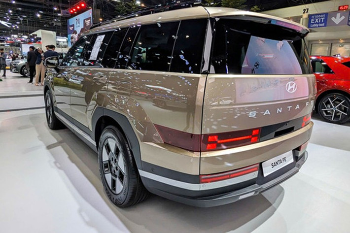 Ở phiên bản Hyundai SantaFe Hybrid Prestige 2026 cao cấp, xe có thêm đèn pha LED projector, kính chắn gió cách nhiệt năng lượng mặt trời và kính hai lớp cho hàng ghế trước nhằm tăng khả năng cách âm.