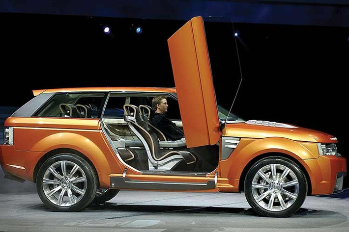 Chắc hẳn bạn chưa từng thấy điều này trước đây! Cửa xe mở bằng điều khiển từ xa, một tính năng được thiết kế để gây ấn tượng với khách tham quan triển lãm ô tô. Và rõ ràng là nó đã thành công. Quá trình này diễn ra chậm, nhưng nó vẫn hoạt động tốt sau hai thập kỷ kể từ khi được thiết kế.