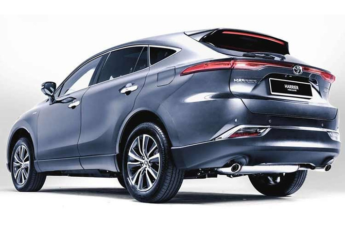 Harrier 2.5 HEV tiếp tục sử dụng hệ thống treo trước MacPherson và treo sau tay đòn kép, đi kèm mâm hợp kim 18 inch với lốp 225/60R18. Hệ thống phanh gồm đĩa thông gió phía trước và đĩa đặc phía sau.