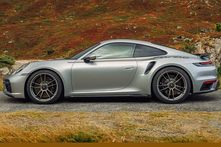 Tại thị trường quốc tế, Porsche 911 Turbo 50 Years bản tiêu chuẩn có giá khoảng 234.000 USD (tương đương 6,12 tỷ đồng), nhưng có thể lên tới hơn 300.000 USD (khoảng 7,85 tỷ đồng) nếu khách hàng chọn các gói tùy chỉnh cao cấp.