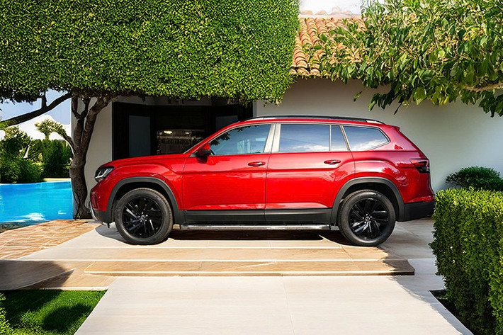 Mức giá bán của Volkswagen Teramont Limited Black Edition không thay đổi so với Teramont Limited Edition, cũng là 2,138 tỷ đồng. So với bản tiêu chuẩn vốn có giá 2,499 tỷ đồng, xe rẻ hơn đến 361 triệu đồng.