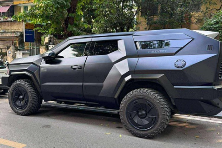 Điểm nhấn mang tính biểu tượng của Rezvani Vengeance nằm ở gói trang bị Military Edition trị giá 95.000 USD (khoảng 2,49 tỷ đồng). Đây là gói tuỳ chọn an ninh chuyên dụng, trang bị hơn 20 công nghệ phòng thủ thường chỉ xuất hiện trên các phương tiện quân đội.