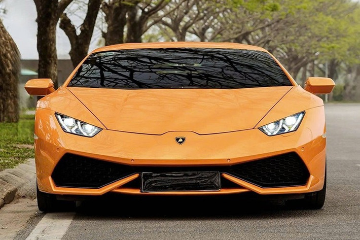 Hình ảnh chụp lại cho thấy chiếc siêu xe Lamborghini Huracan LP610-4 này có màu cam, ngoại thất có nhiều chi tiết sơn đen, bao gồm bộ mâm 5 chấu kép nan hoa, xe đã được trang bị sẵn ống xả độ, và cánh gió đuôi cố định đẹp mắt.