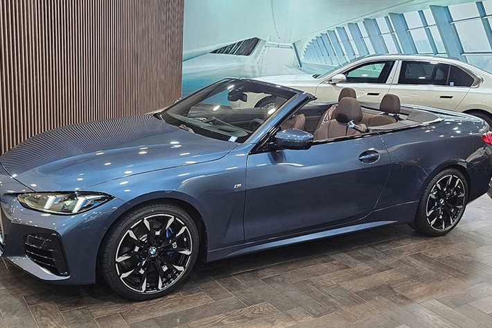 Về thiết kế, BMW 430i Convertible 2025 mui trần vẫn duy trì dáng vẻ quen thuộc với lưới tản nhiệt quả thận cỡ lớn đặt dọc, nay bổ sung thêm radar phục vụ cho hệ thống hỗ trợ lái ADAS.