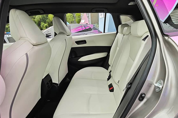 Ghế ngồi của Toyota Frontlander 2026 được thiết kế mới, bọc da cao cấp với hai lựa chọn màu đen sao (Starry Black) và trắng ngà (Ivory White). Ghế trước có khả năng chỉnh điện đa hướng, hỗ trợ thắt lưng.