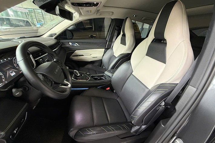 Dù người bán chưa chia sẻ chi tiết về tình trạng nội thất, nhưng với số km lăn bánh ít, nhiều khả năng ghế da Nappa và các chi tiết trong cabin vẫn còn mới. Các tiện nghi nổi bật của Lynk &amp; Co 05 gồm: Màn hình kỹ thuật số sau vô lăng 12,3 inch và màn hình trung tâm cảm ứng 12,8 inch hỗ trợ Apple CarPlay/Android Auto...