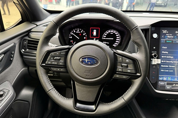 Ghế ngồi thiết kế ba chiều nhằm giảm chấn động và tiếng ồn. Hệ thống thông tin giải trí gồm màn hình trung tâm 12,3 inch và bảng đồng hồ kỹ thuật số 11,6 inch, tích hợp hệ thống Starlink cùng dàn âm thanh Harman Kardon.